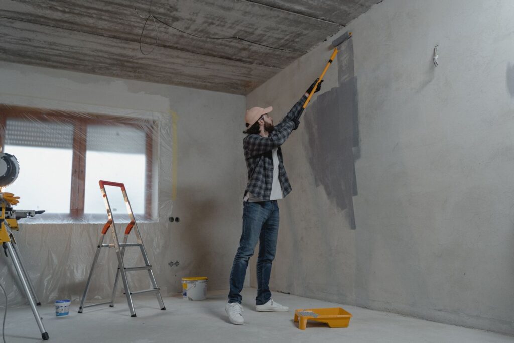 Application de peinture au rouleau sur un mur intérieur