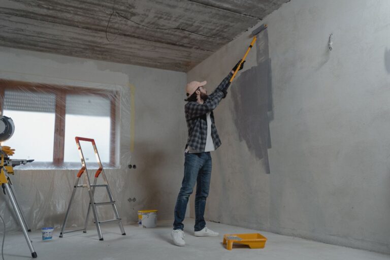 Application de peinture au rouleau sur un mur intérieur