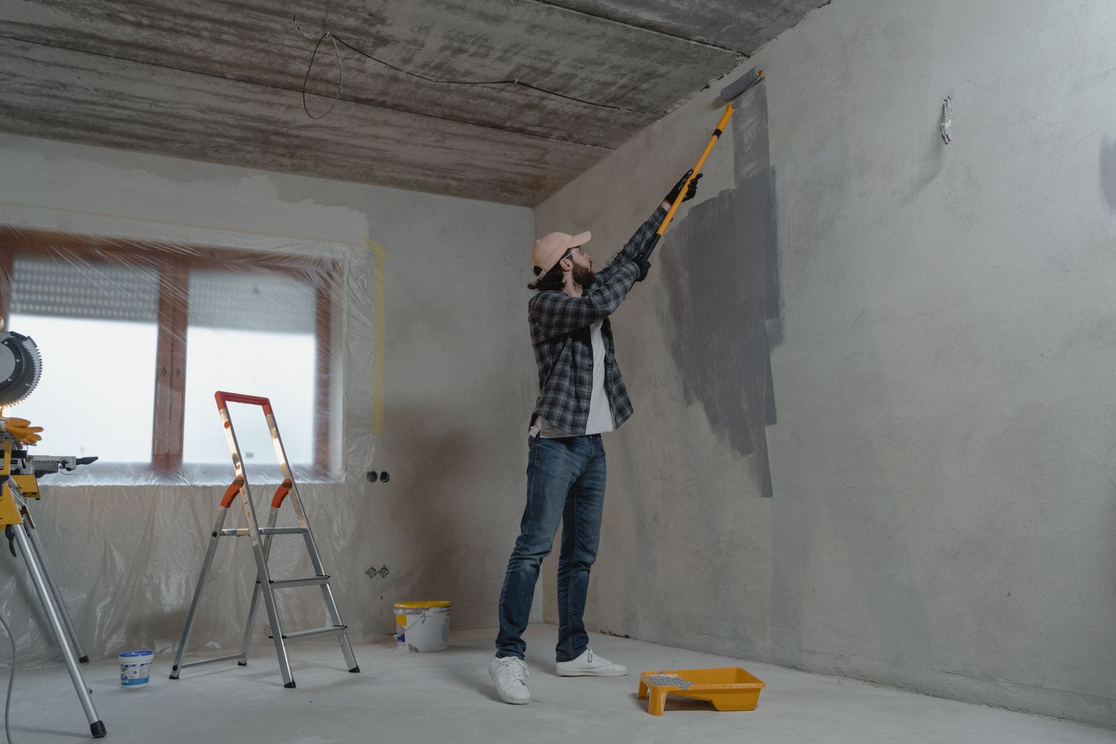 Application de peinture au rouleau sur un mur intérieur